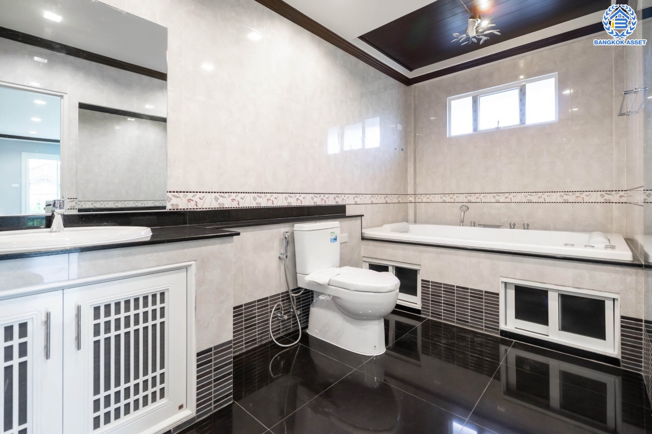 บ้านมือสองตกแต่งใหม่ คฤหาสน์หลังใหญ่พิเศษ!! เนื้อที่ 113 ตร.ว. #แปลงมุม ม.ปริญญดา ติดพุทธมณฑลสาย2  พื้นที่ใช้สอยมากกว่า 500 ตร.ม. ฟังก์ชันจัดเต็ม 4 ห้องนอน 7 ห้องน้ำ 1 Living Room 1 ห้องอเนกประสงค์ และ 1 ห้องแม่บ้าน จอดรถได้ 4 คัน บนทำเลเดินทางสะดวก ใกล้ทางคู่ขนานลอยฟ้าบรมราชชนนี, เซ็นทรัลปิ่นเกล้า และม.มหิดล